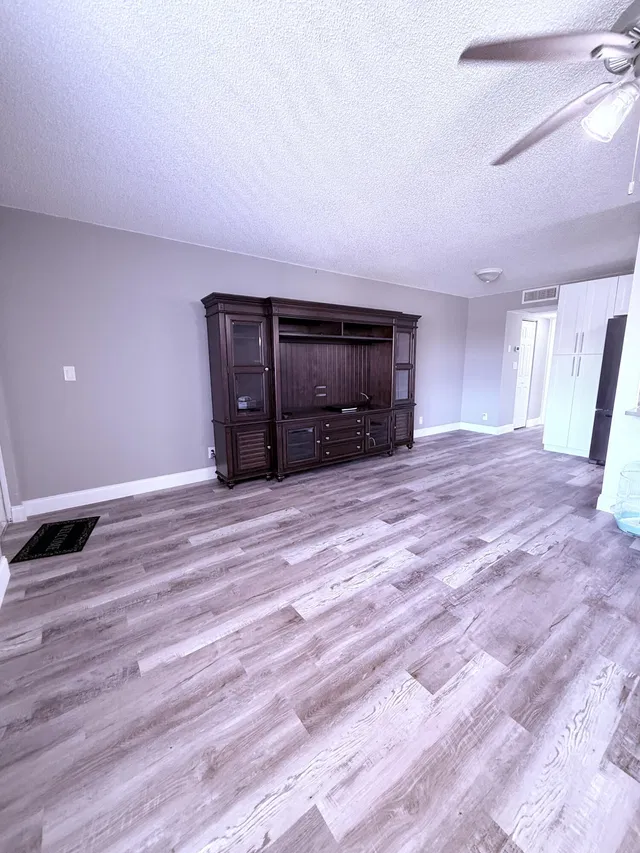 Unit 319 photo 23