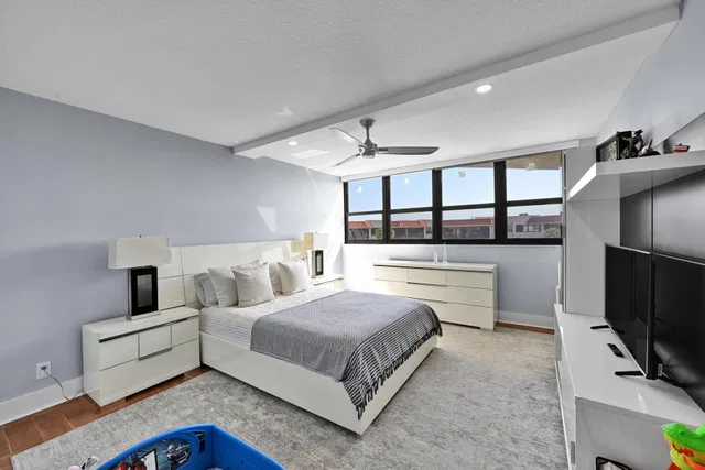 Unit 411 photo 25