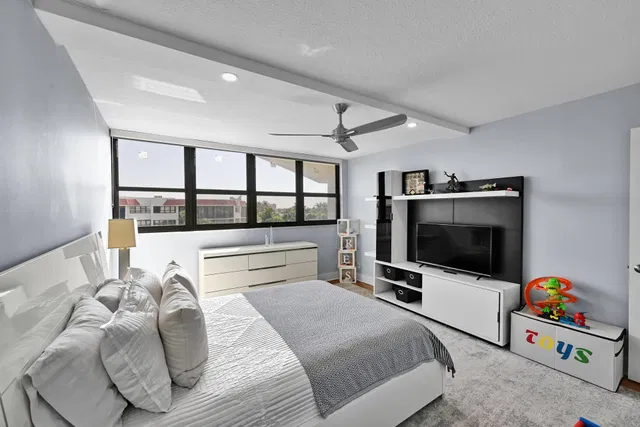 Unit 411 photo 26