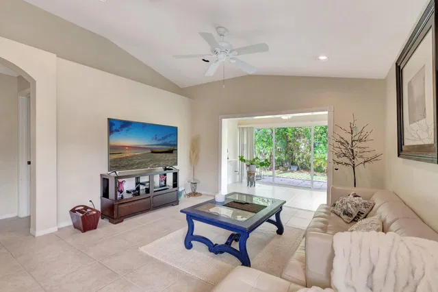 Residence photo 12