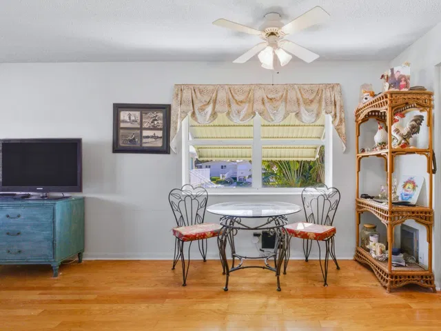 Unit 208 photo 8