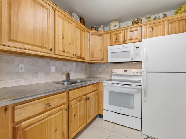 Unit 208 photo 11