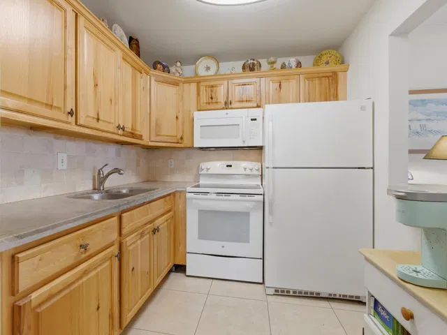 Unit 208 photo 12