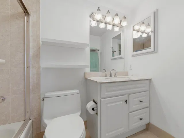 Unit 208 photo 18