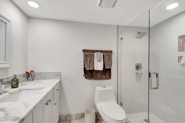 Unit 304 photo 28