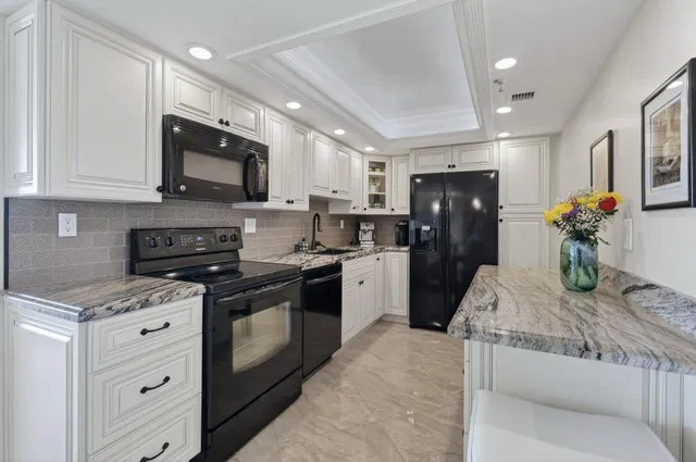 Unit 320 photo 15