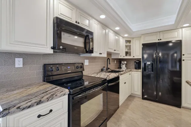Unit 320 photo 18
