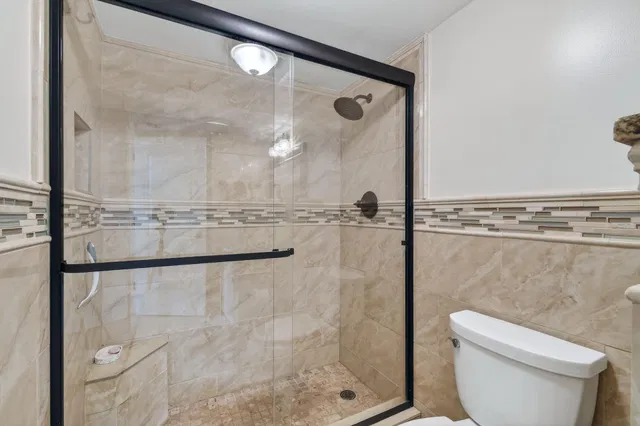 Unit 320 photo 28
