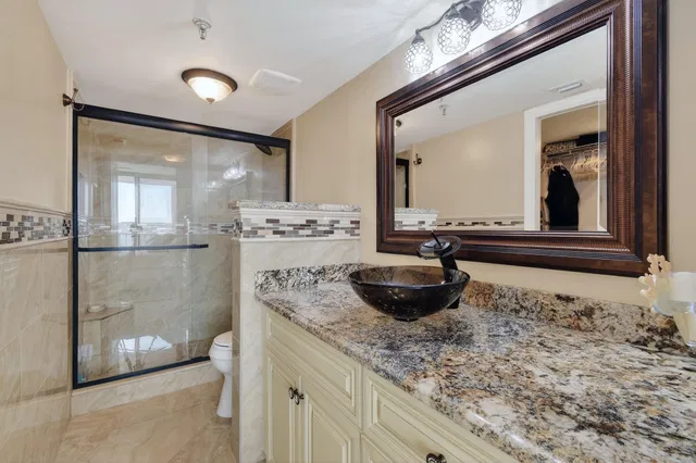 Unit 320 photo 34