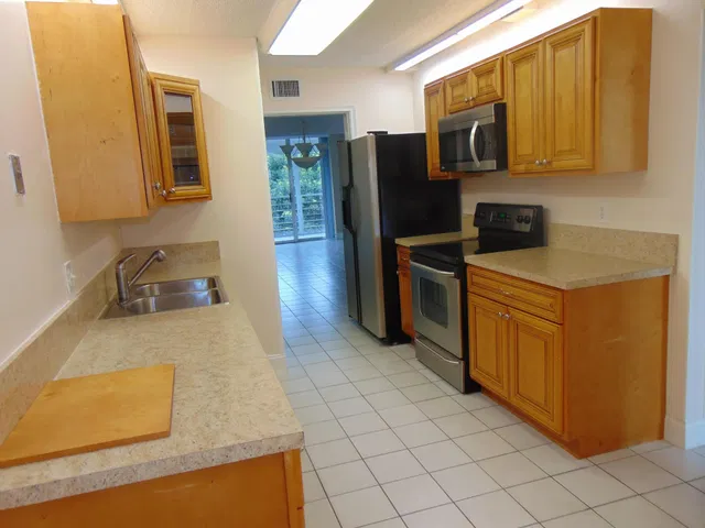 Unit 413 photo 3