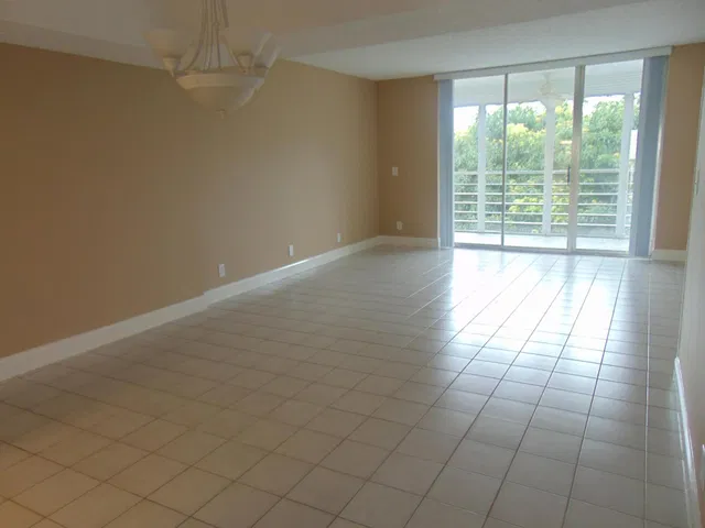 Unit 413 photo 5