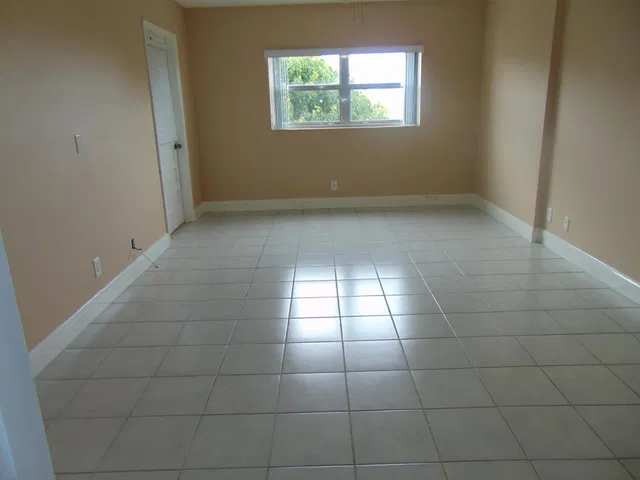 Unit 413 photo 6