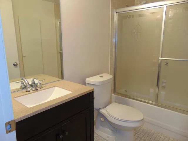 Unit 413 photo 9