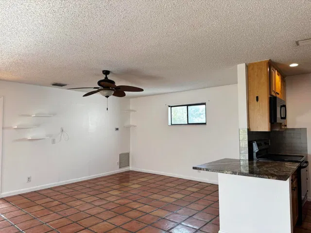 Unit H photo 10
