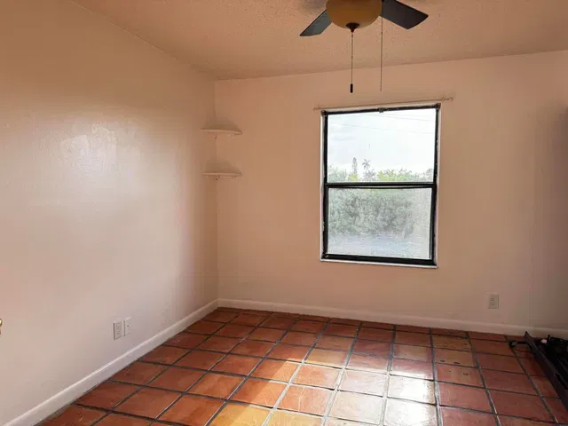 Unit H photo 11
