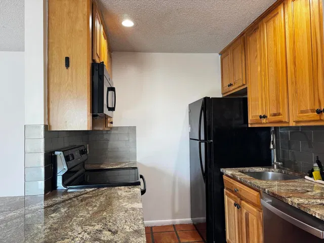 Unit H photo 24
