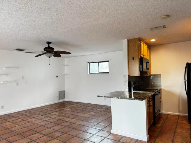 Unit H photo 29