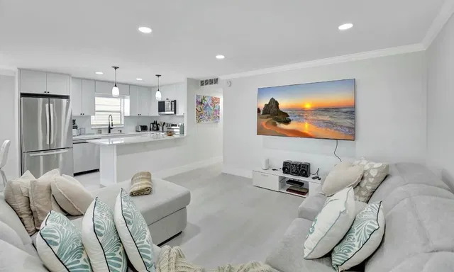  Unit 581 photo 8