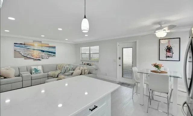  Unit 581 photo 12