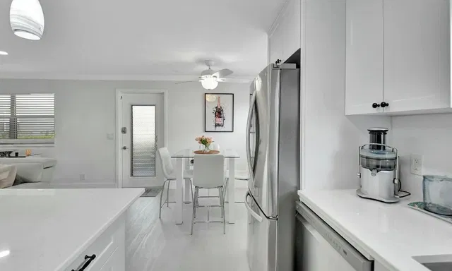  Unit 581 photo 13