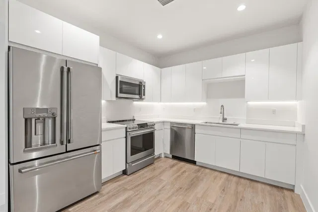 Unit 204 photo 11