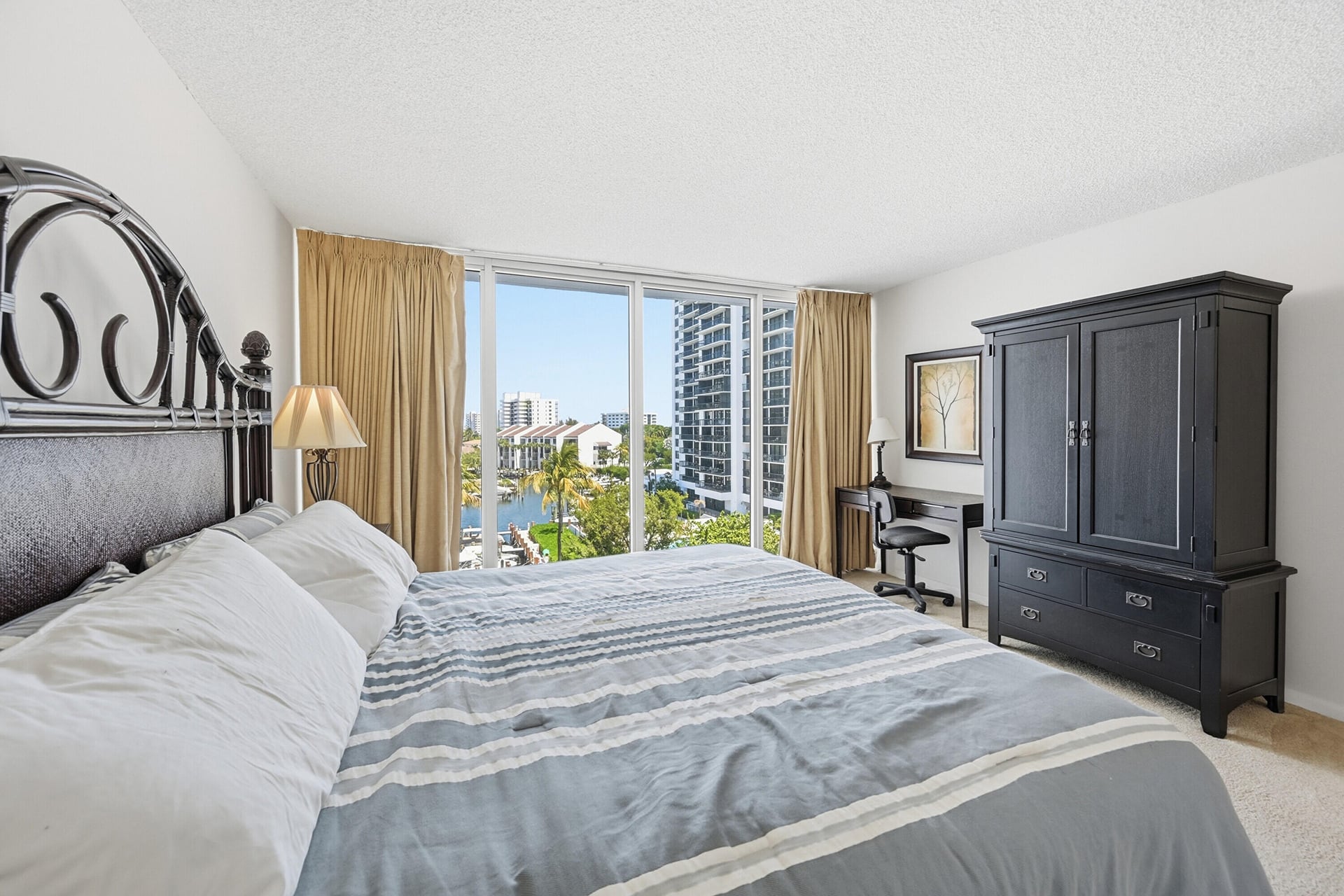 Unit 512 photo 3