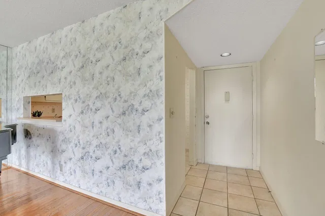Unit 208 photo 4