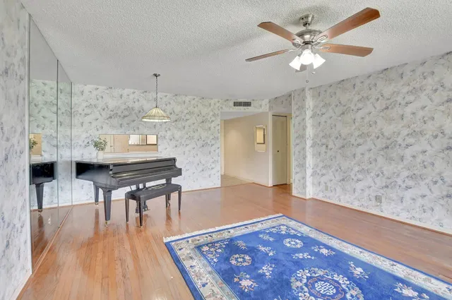 Unit 208 photo 8