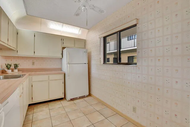 Unit 208 photo 10