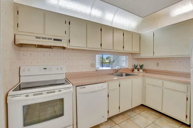 Unit 208 photo 11