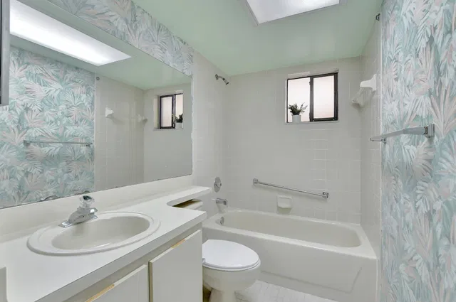 Unit 208 photo 20