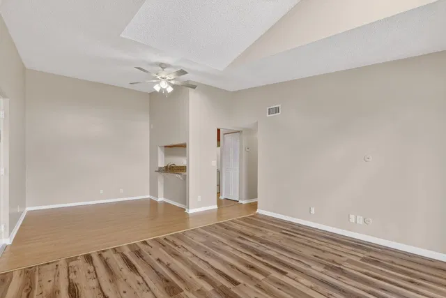 Unit B3 photo 11