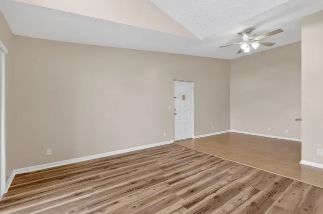 Unit B3 photo 12