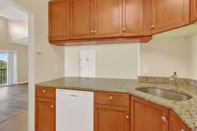 Unit B3 photo 16