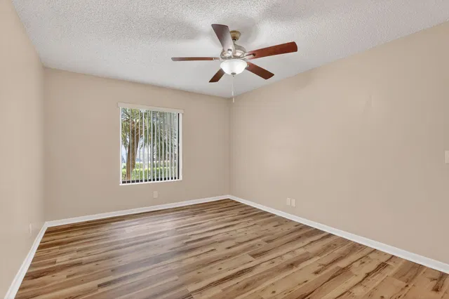 Unit B3 photo 24