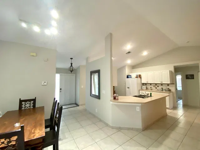  Residence photo 4