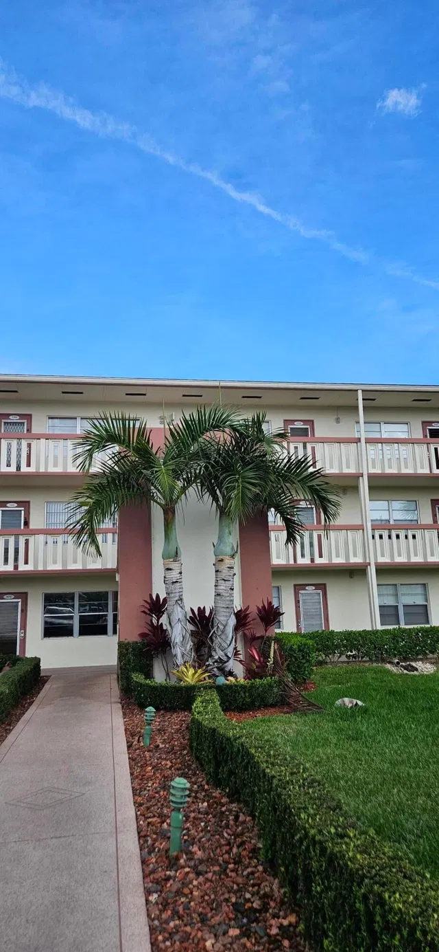Unit 198 photo 2