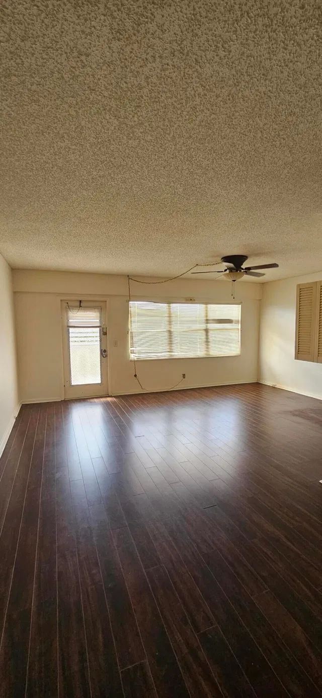 Unit 198 photo 3