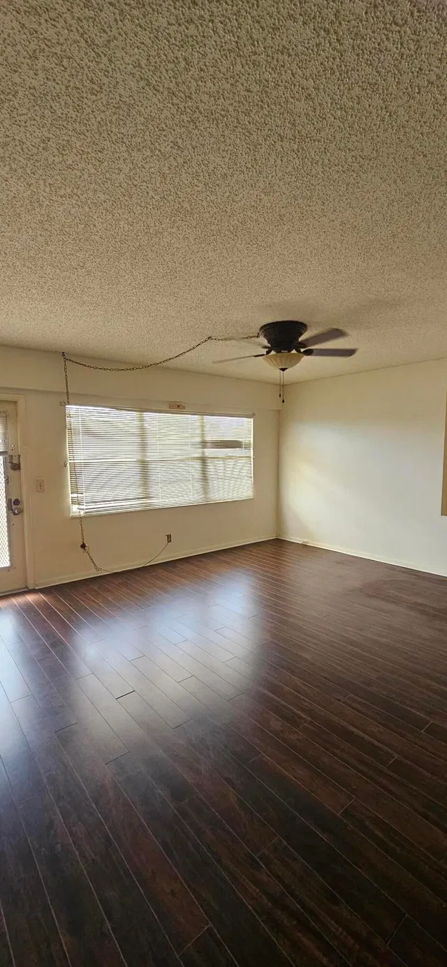 Unit 198 photo 4