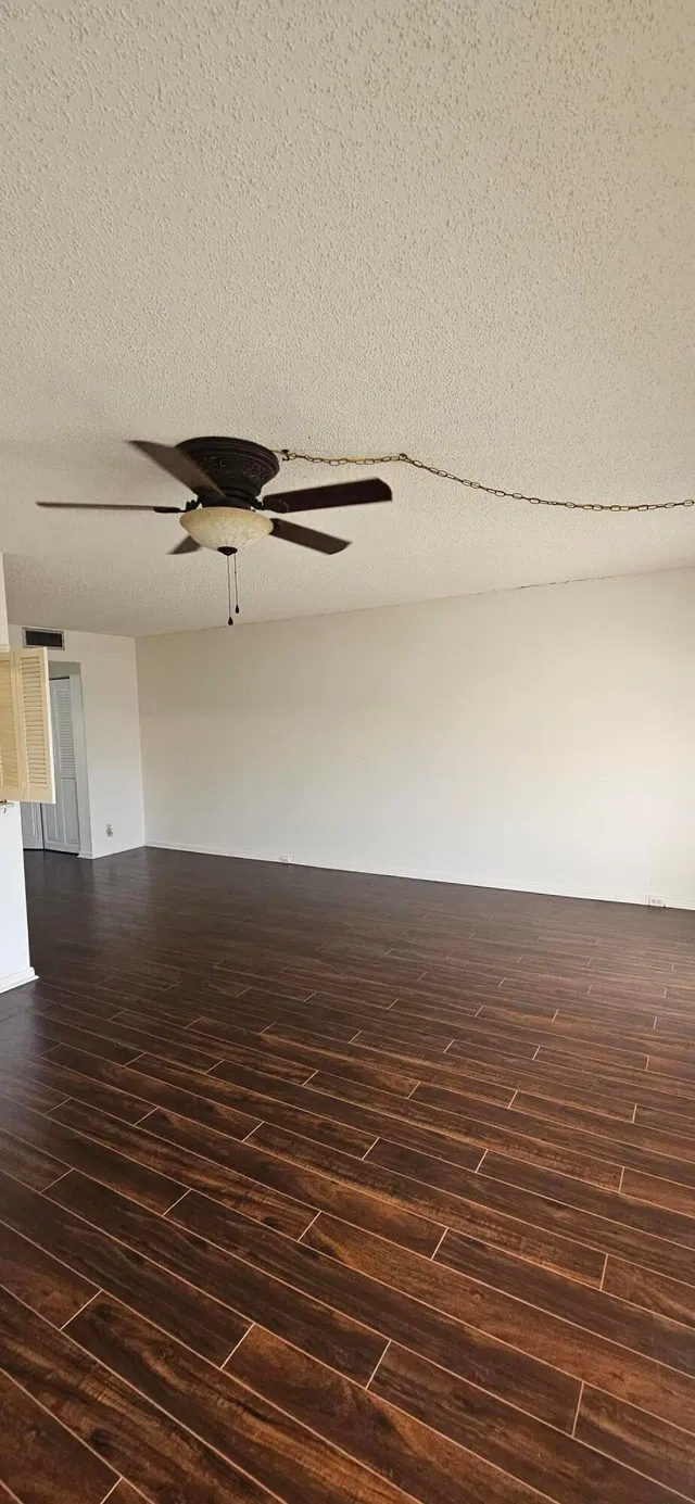 Unit 198 photo 6