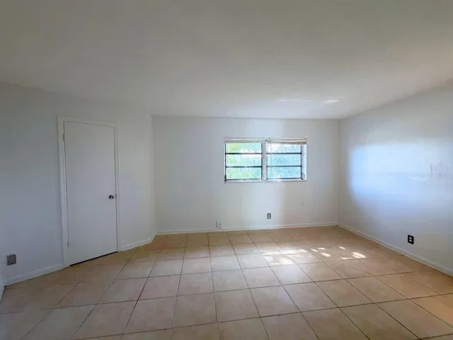 Unit 2 photo 14