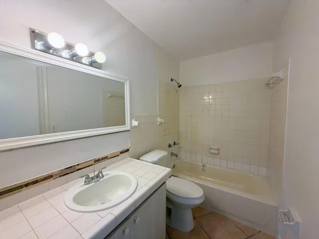 Unit 2 photo 17