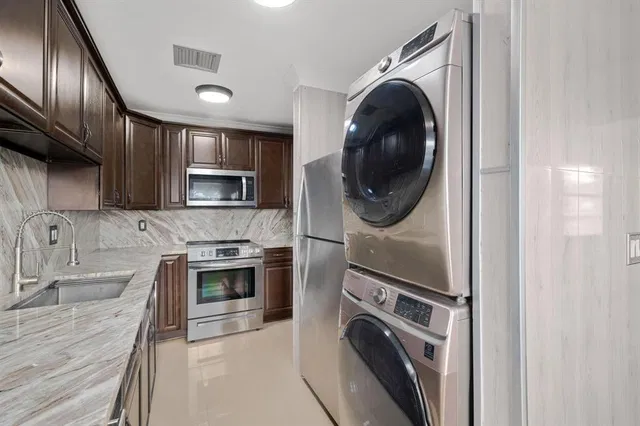Residence photo 9