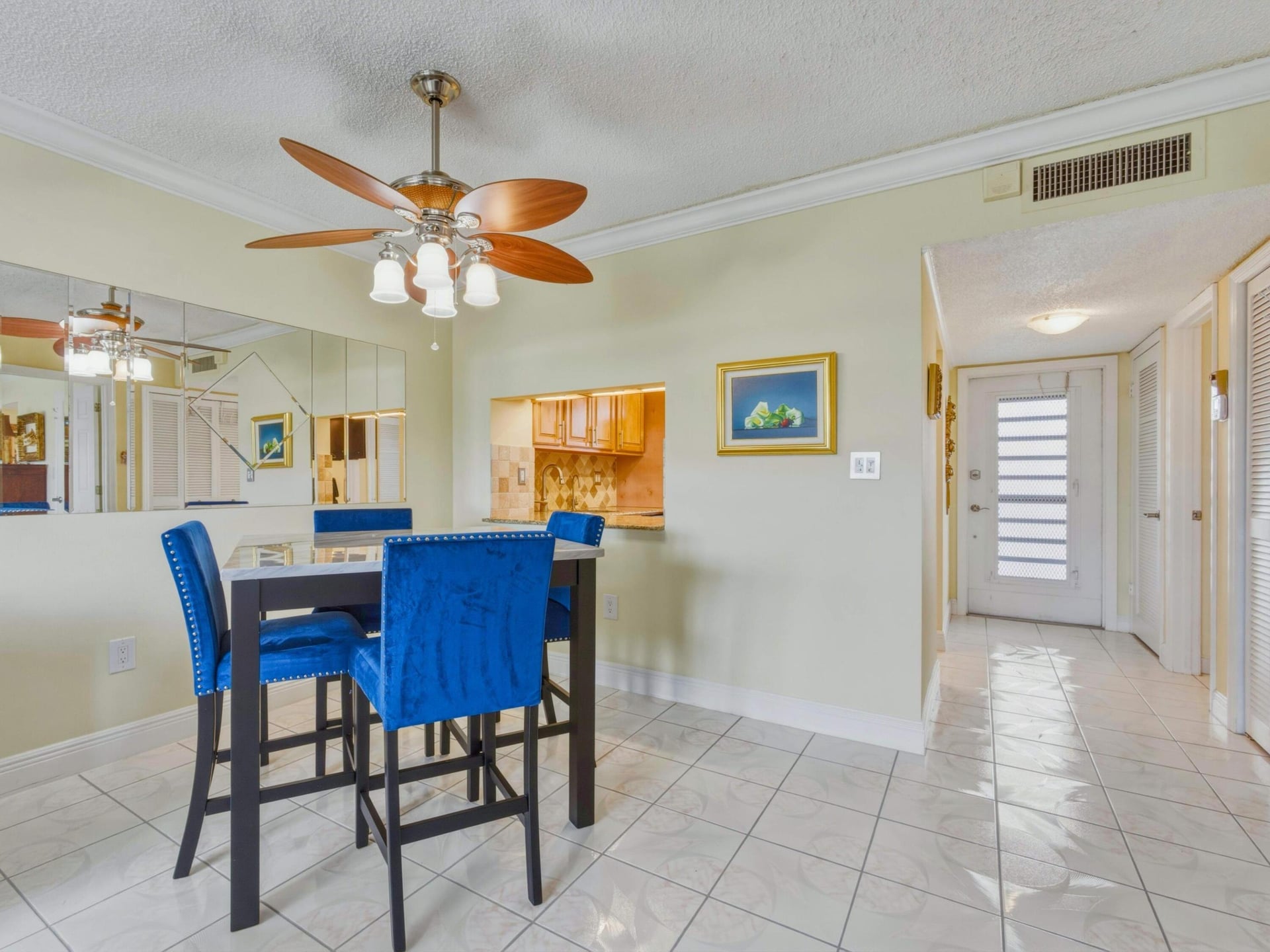 Unit 1136 photo 6