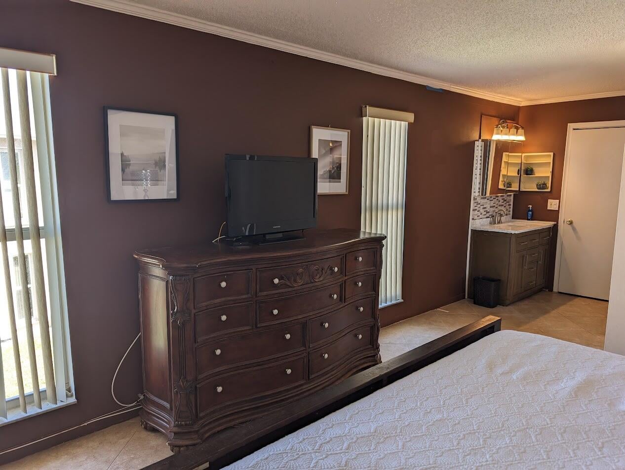 Unit 204 photo 11