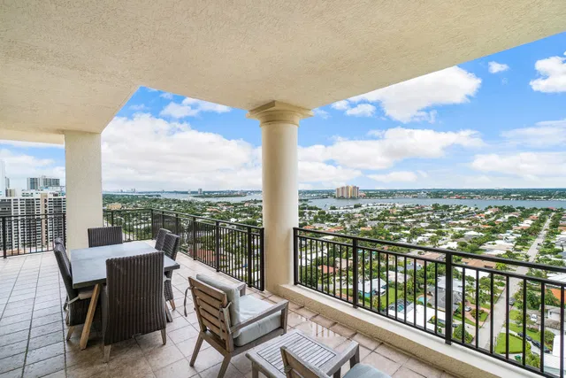 Renaissance on the Ocean Residence photo 17