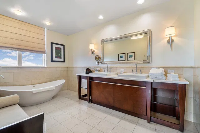 Renaissance on the Ocean Residence photo 27