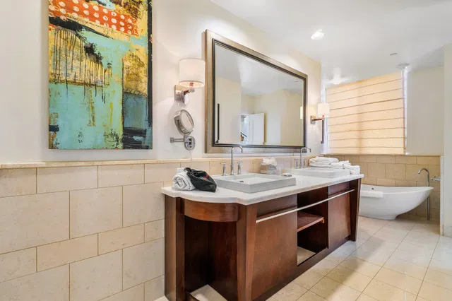 Renaissance on the Ocean Residence photo 34