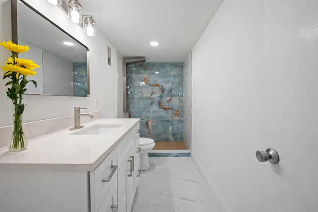 Unit 2160 photo 2