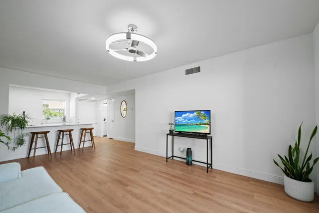 Unit 2160 photo 14